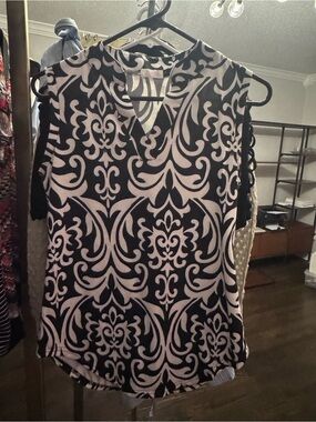 Alife Black and White V-Neck Sleeveless Patterned Camisole